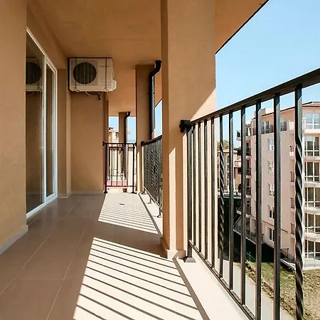 Апартамент Sunny View Central *